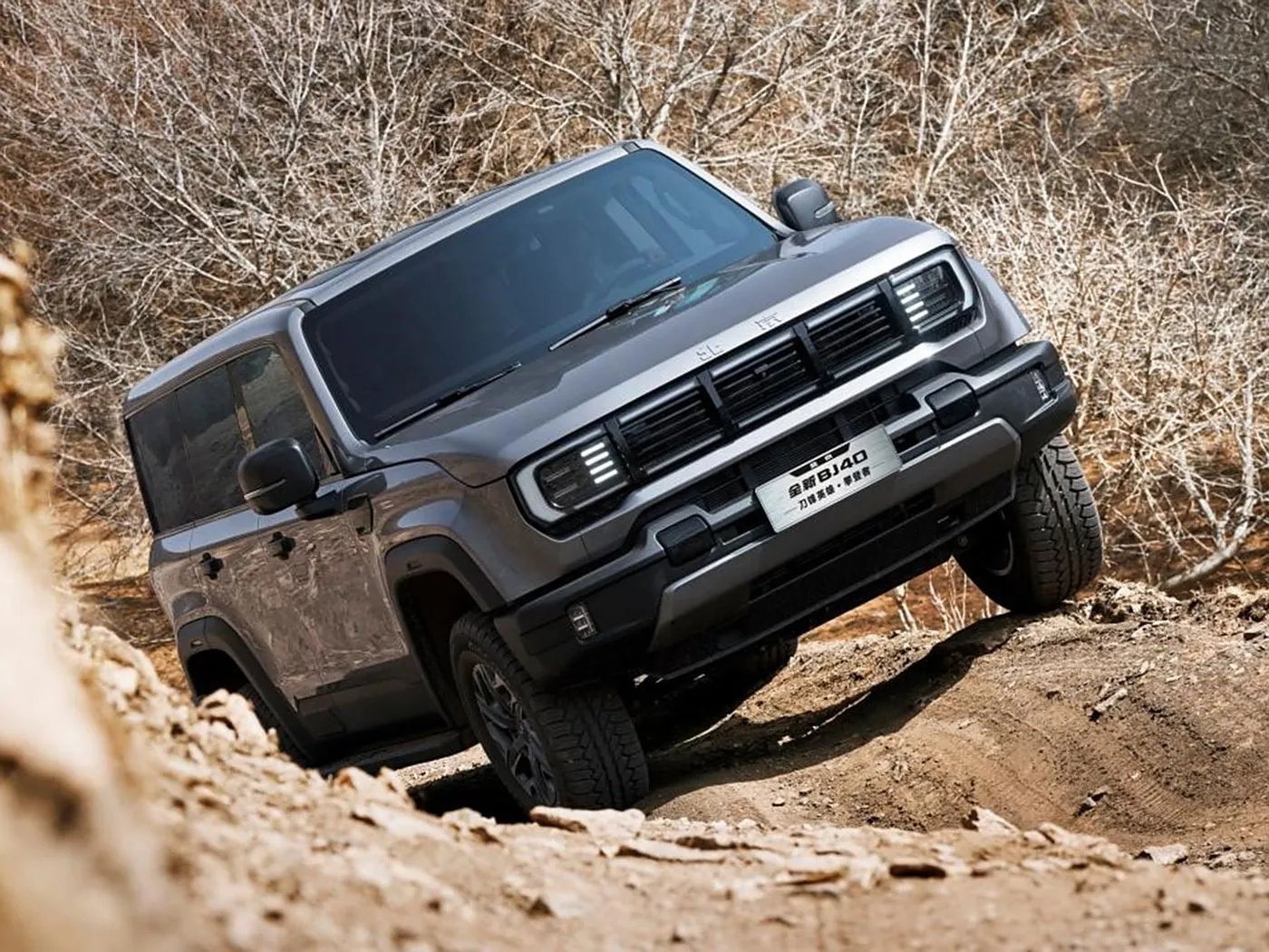 Beijing Off-Road BJ40 SUV compacto 4WD, tanque 85L e câmera panorâmica longa distância entre eixos