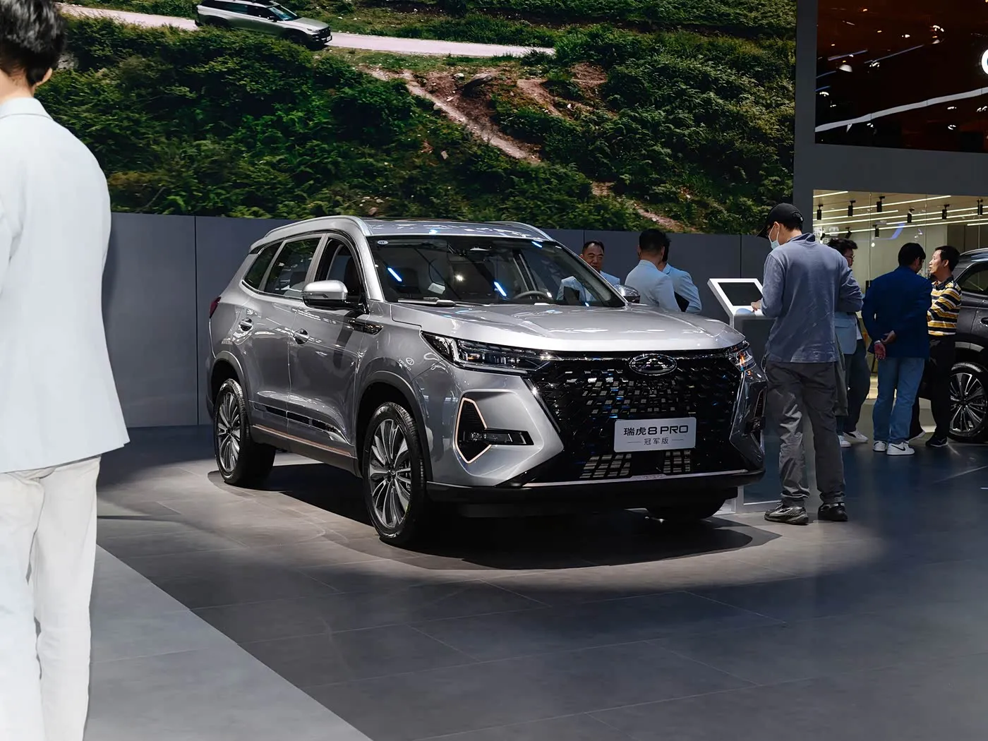 Chery Tiggo 8 Pro Luxo Família SUV Caixa de câmbio automática Câmera traseira R18 Esquerda Gasolina Assentos de couro escuro Emissão Euro VI AWD