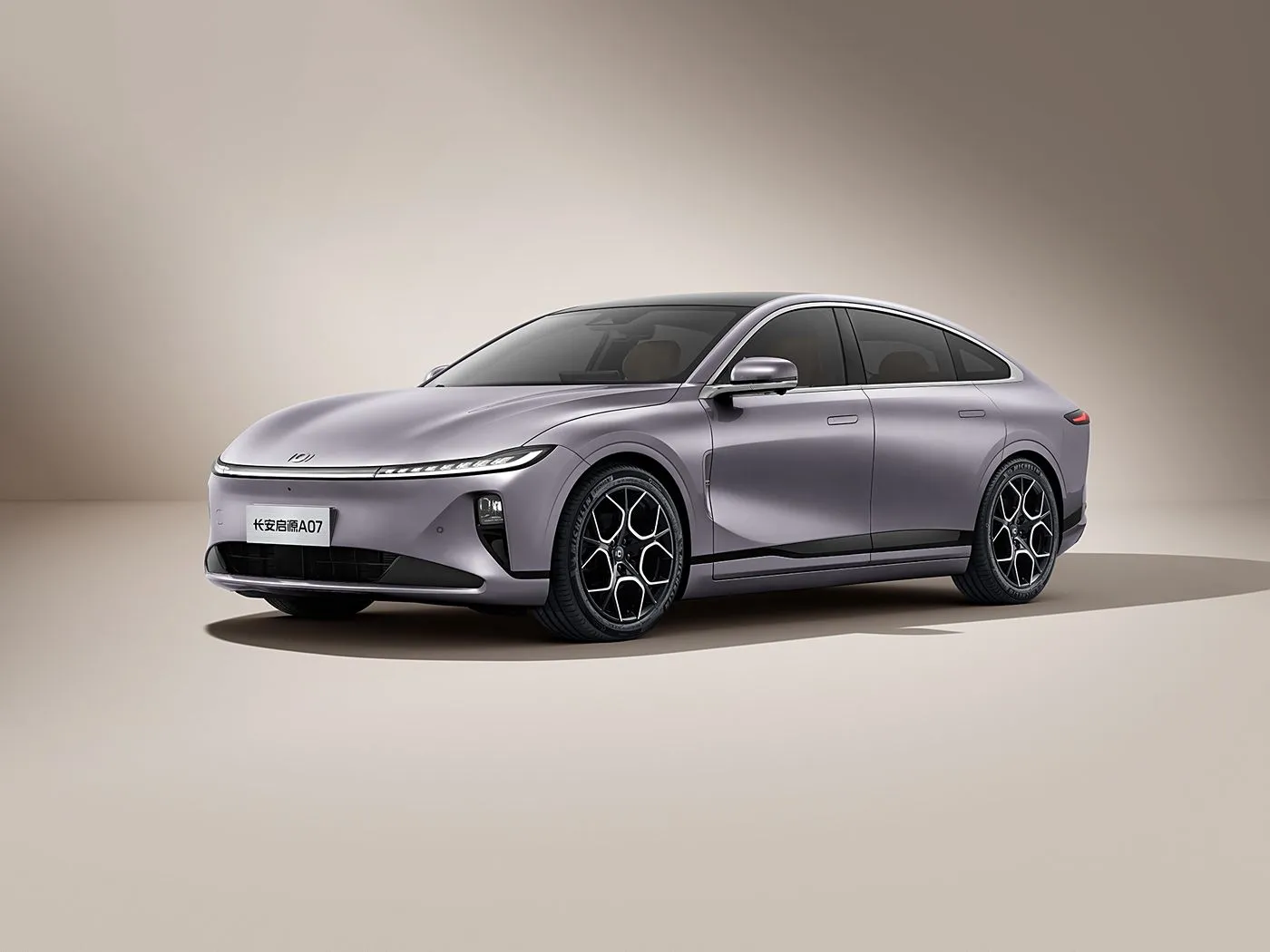 Changan Qiyuan A07 Híbrido EV Sedan Veículo de Nova Energia da China Caixa de câmbio automática com alcance de 1200 km 5 assentos 175 km / h Velocidade R19 Tamanho do pneu