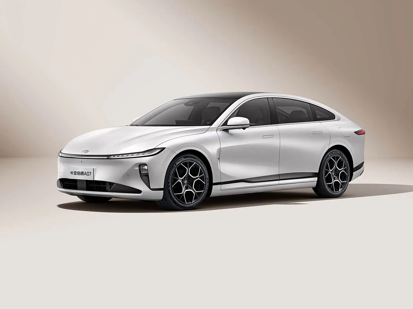 Changan Qiyuan A07 Híbrido EV Sedan Veículo de Nova Energia da China Caixa de câmbio automática com alcance de 1200 km 5 assentos 175 km / h Velocidade R19 Tamanho do pneu