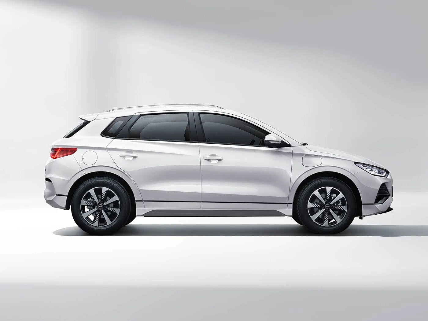 BYD E2 EV Sedan Elétrico de Luxo SUV Hatchback Carro com Direção Esquerda com Motor de Bateria de Lítio Novo Veículo de Energia da China
