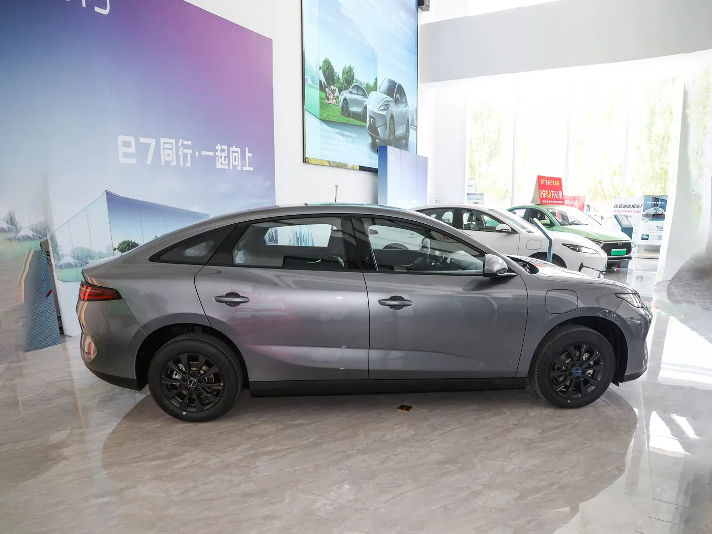 Novo modelo BYD E7 EV carro 150 km/h velocidade máxima 136HP 180Nm torque veículo elétrico de 5 lugares