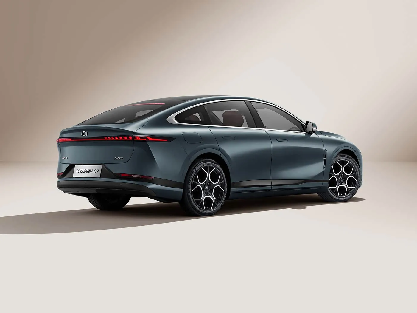 Changan Qiyuan A07 Híbrido EV Sedan Veículo de Nova Energia da China Caixa de câmbio automática com alcance de 1200 km 5 assentos 175 km / h Velocidade R19 Tamanho do pneu