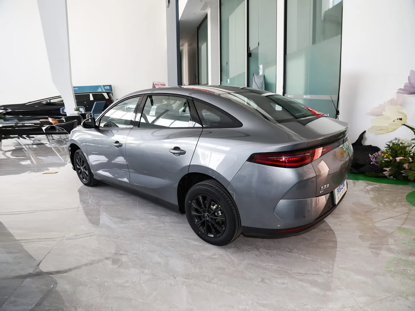 Novo modelo BYD E7 EV carro 150 km/h velocidade máxima 136HP 180Nm torque veículo elétrico de 5 lugares