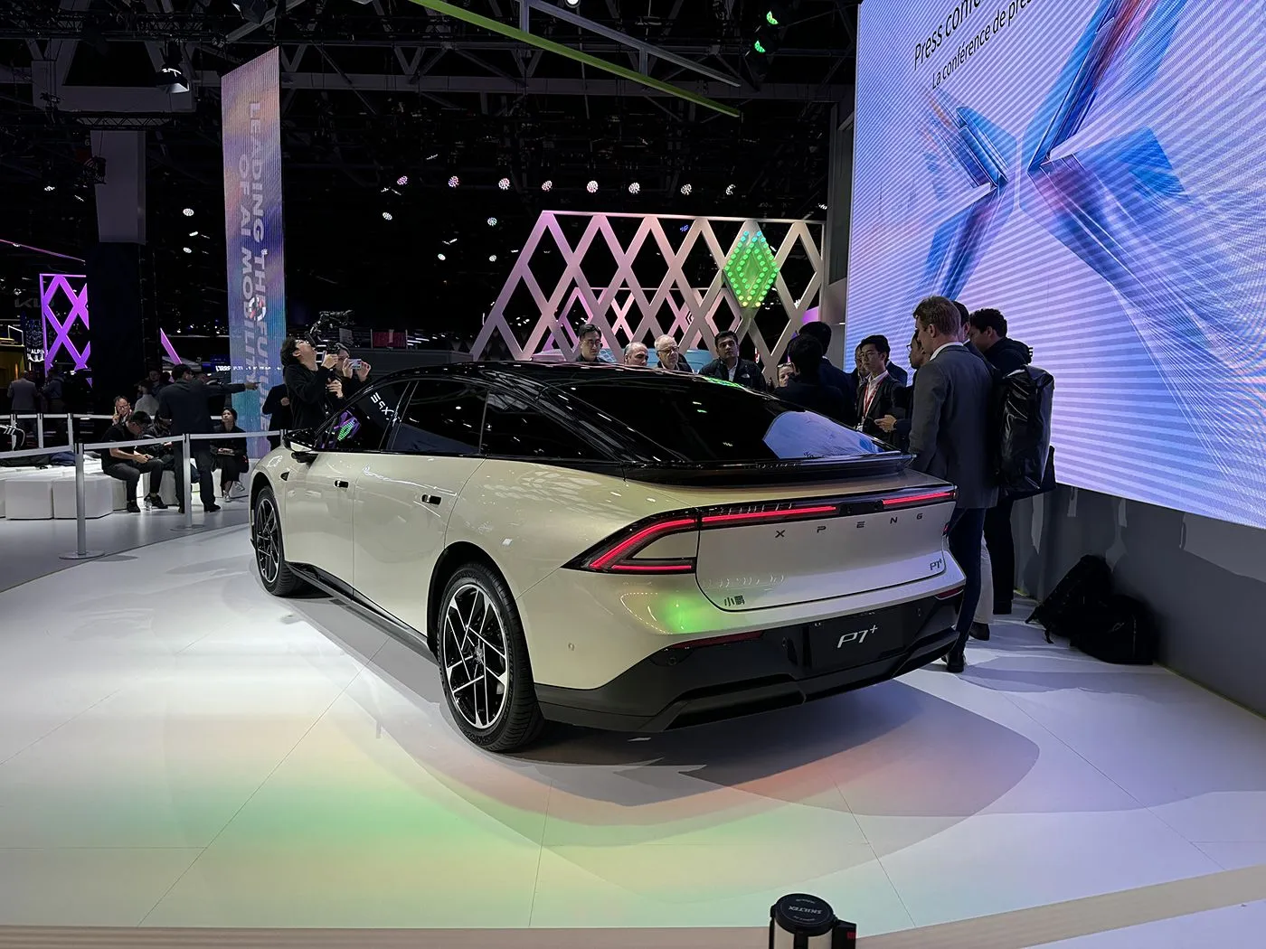 Edição limitada EV XPENG P7 + Hatchback elétrico puro de 5 lugares Novo design Direção esquerda 685 km Velocidade máxima Veículo de nova energia