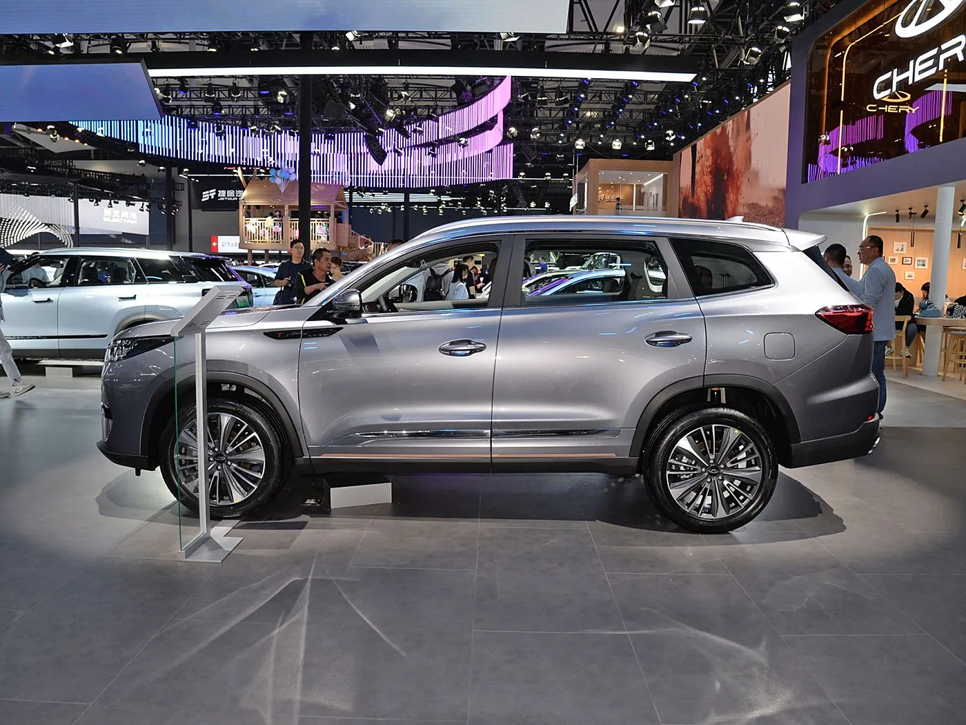 Chery Tiggo 8 Pro Luxo Família SUV Caixa de câmbio automática Câmera traseira R18 Esquerda Gasolina Assentos de couro escuro Emissão Euro VI AWD