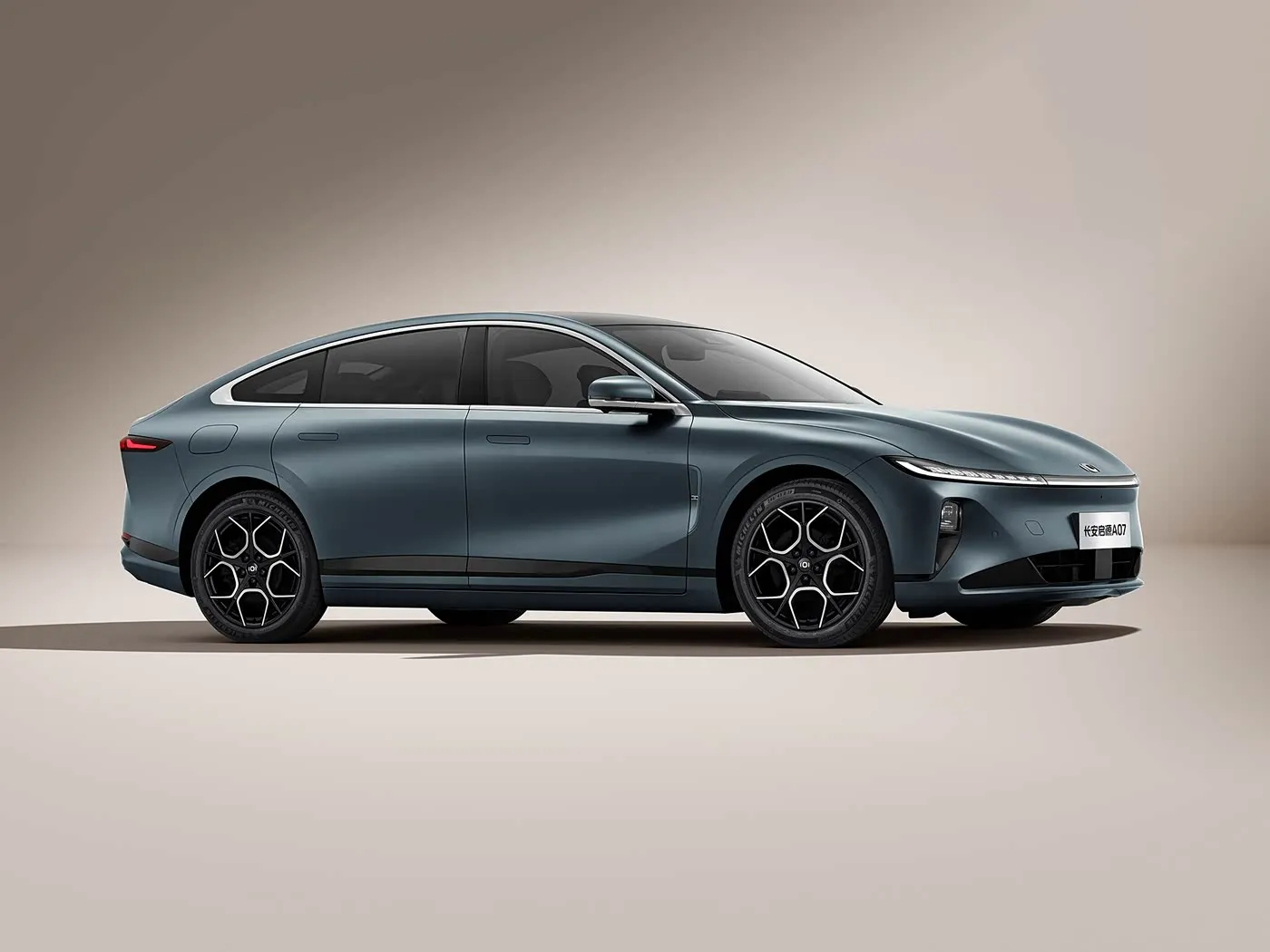 Changan Qiyuan A07 Híbrido EV Sedan Veículo de Nova Energia da China Caixa de câmbio automática com alcance de 1200 km 5 assentos 175 km / h Velocidade R19 Tamanho do pneu