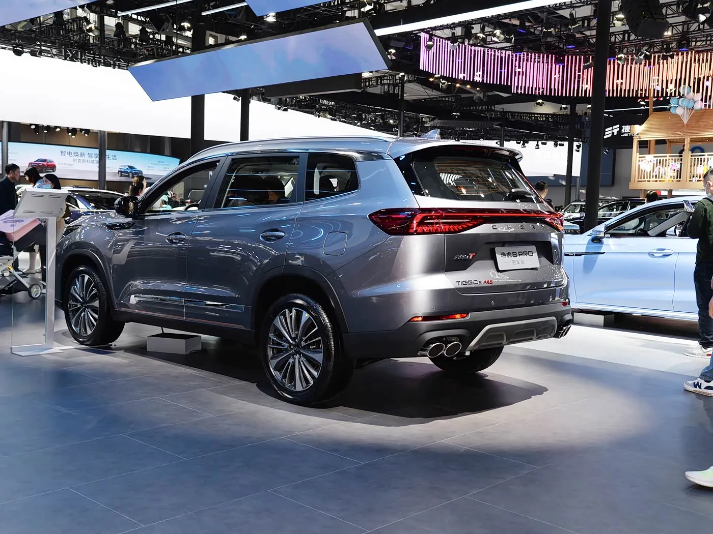 Chery Tiggo 8 Pro Luxo Família SUV Caixa de câmbio automática Câmera traseira R18 Esquerda Gasolina Assentos de couro escuro Emissão Euro VI AWD