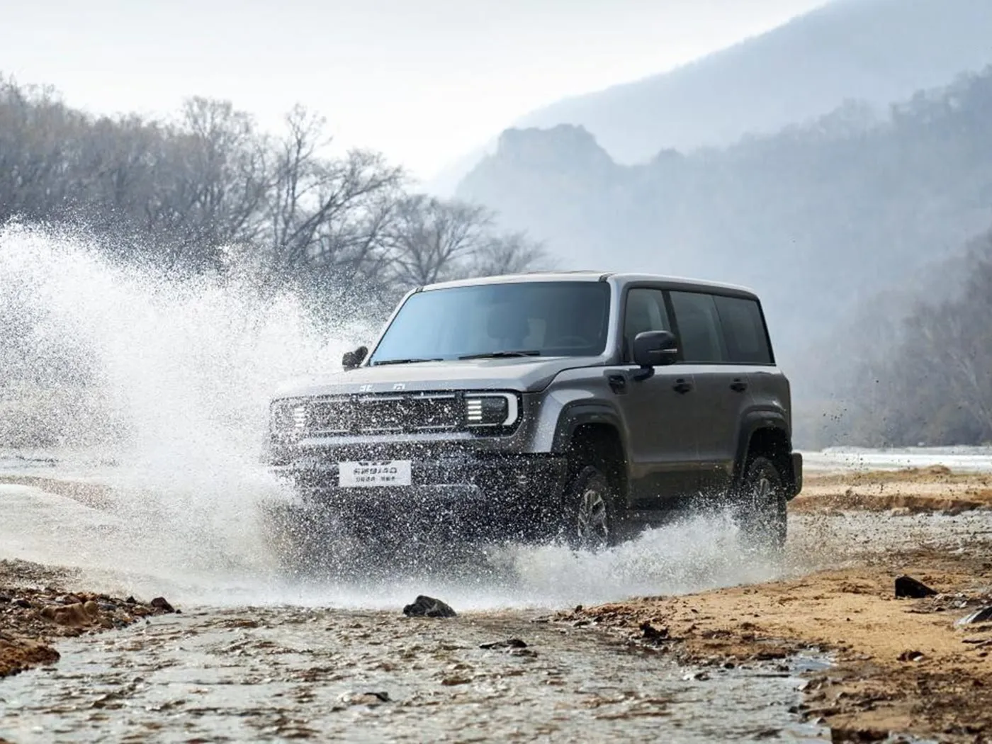 Beijing Off-Road BJ40 SUV compacto 4WD, tanque 85L e câmera panorâmica longa distância entre eixos