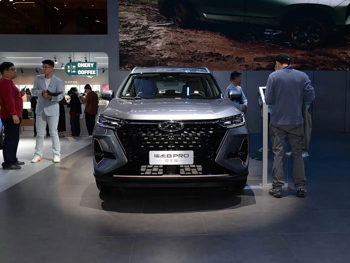 Chery Tiggo 8 Pro Luxo Família SUV Caixa de câmbio automática Câmera traseira R18 Esquerda Gasolina Assentos de couro escuro Emissão Euro VI AWD