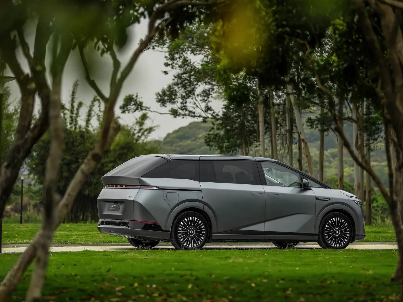 Xpeng X9 MPV SUV de longo alcance com direção esquerda elétrica pura Preço competitivo Veículo de nova energia