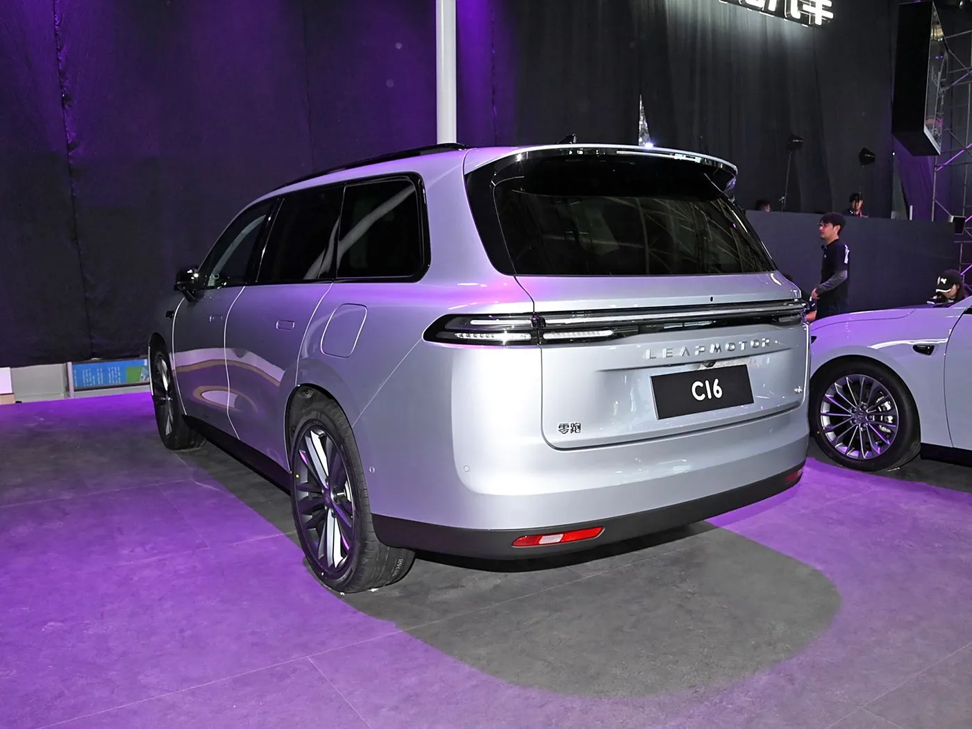 Leapmotor C16 5 portas 6 lugares EV SUV 4WD Modo de direção Direção esquerda Elétrica e combustível híbrido New Energy Auto